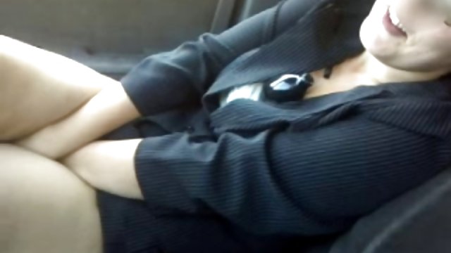 白奴色情网站的停车场的色情生殖器切割
